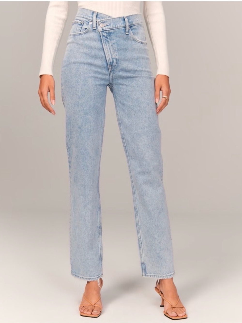 Abercrombie 90’s Ultra High-Rise Straight Jeans - Light Wash